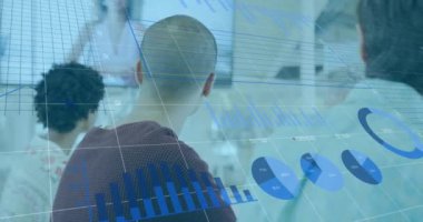 Çeşitli yaratıcıların iş videolarına sahip verileri işleyen çizelgelerin animasyonu. Ağ, veri, finans, dijital arayüz, iş, takım çalışması ve iletişim, dijital olarak oluşturulmuş video.