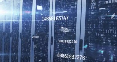 Bilgisayar sunucuları üzerinden veri işleme animasyonu. Küresel finans, iş, bağlantılar, hesaplama ve veri işleme kavramı dijital olarak oluşturulmuş video.