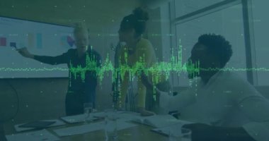 Çeşitli erkek ve kadın meslektaşların günlük toplantılarda tartıştıkları veri işleme animasyonları. Dijital arayüz, takım çalışması, iş, ofis, ağ ve iletişim, dijital olarak oluşturulmuş video.