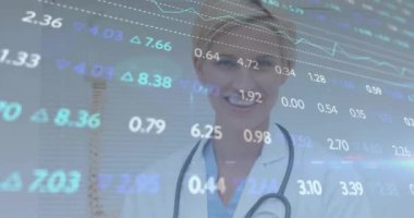 Kafkasyalı kadın doktor yerine diyagramlar ve borsa animasyonları. Küresel tıp ve dijital arayüz kavramı dijital olarak oluşturulmuş video.