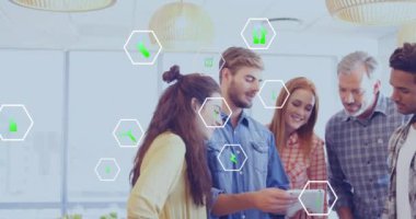 Farklı meslekdaşların ofiste iş tartışmaları üzerine ekoloji ikonlarının animasyonu. Küresel iş ve dijital arayüz kavramı dijital olarak oluşturulmuş video.