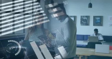 Ofisteki çeşitli iş adamları üzerinde finansal veri işleme animasyonu. Küresel finans, iş, bağlantılar, hesaplama ve veri işleme kavramı dijital olarak oluşturulmuş video.