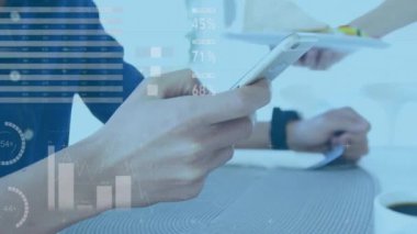 Akıllı telefon kullanan ve öğle yemeği yiyen melez adamın veri işleme ve diyagramlarının animasyonu. Küresel iş ve dijital arayüz kavramı dijital olarak oluşturulmuş video.