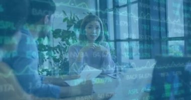 Ofisteki çeşitli iş adamları üzerinde finansal veri işleme animasyonu. Küresel finans, iş, bağlantılar, hesaplama ve veri işleme kavramı dijital olarak oluşturulmuş video.