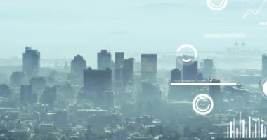 Şehir manzarası üzerinde finansal veri işleme animasyonu. Küresel finans, iş, bağlantılar, hesaplama ve veri işleme kavramı dijital olarak oluşturulmuş video.