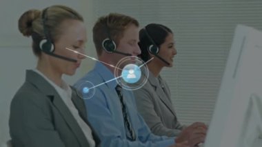 Ofisteki telefon kulaklıkları kullanılarak çeşitli meslektaşlar üzerinden bağlantı ağının animasyonu. Küresel iş, bağlantılar, iletişim ve dijital arayüz kavramı dijital olarak oluşturulmuş video.