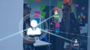 Ofisteki çeşitli iş adamlarının simgeleriyle bağlantı ağının animasyonu. Küresel finans, iş, bağlantılar, hesaplama ve veri işleme kavramı dijital olarak oluşturulmuş video.