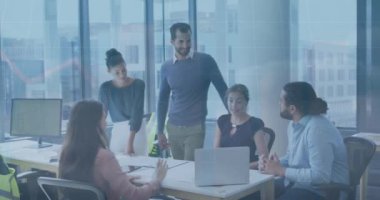 Muhtelif meslektaşların ofiste toplanması üzerine finansal veri işleme animasyonu. Küresel iş, finans ve dijital arayüz kavramı dijital olarak oluşturulmuş video.