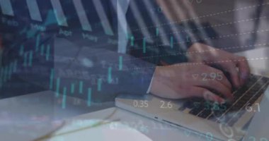 Kafkasyalı iş adamının dizüstü bilgisayarla finansal veri işleme animasyonu. Küresel finans, iş, bağlantılar, hesaplama ve veri işleme kavramı dijital olarak oluşturulmuş video.