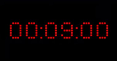 Siyah arkaplanda değişen kırmızı dijital zamanlayıcının animasyonu. Zaman, dijital arayüz ve veri işleme konsepti dijital olarak oluşturulmuş video.