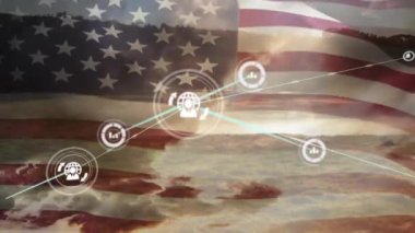 Amerika bayrağı ve bulutlu gökyüzü üzerinde veri ve iletişim simgelerinin animasyonu. Bağlantı, gurur, vatanseverlik, kutlama, iş ve iletişim, dijital olarak oluşturulmuş video.