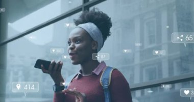 Şehirde akıllı telefondan konuşan Afro-Amerikan bir kadın hakkında medya bildirimleri. Yaşam tarzı, şehir, dijital arayüz, sosyal ağ ve iletişim, dijital olarak oluşturulmuş video.