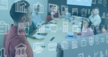 İş simgelerinin toplantıdaki çeşitli meslektaşlar üzerinde canlandırılması. Küresel iş ve dijital arayüz kavramı dijital olarak oluşturulmuş video.