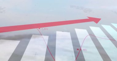 Yukarı doğru kırmızı okun animasyonu ve gökyüzü ve manzara üzerinde veri işleme grafikleri. Veri, dijital arayüz, iş dünyası, büyüme, bağlantı, işleme ve küresel iletişim, dijital olarak oluşturulmuş video.