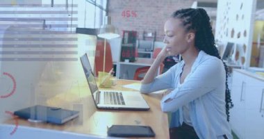 Afro-Amerikan iş kadınının ofisindeki finansal veri işleme animasyonu. Küresel finans, iş, bağlantılar, hesaplama ve veri işleme kavramı dijital olarak oluşturulmuş video.