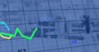 Ofisteki masada finansal veri işleme animasyonu. Küresel iş, finans ve dijital arayüz kavramı dijital olarak oluşturulmuş video.