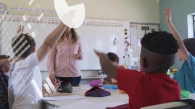 Sınıftaki çeşitli bayan öğretmen ve çocuklar üzerinde grafik ve veri işleme animasyonları. Veri, dijital arayüz, eğitim, bağlantı, okul ve iletişim, dijital olarak oluşturulmuş video.