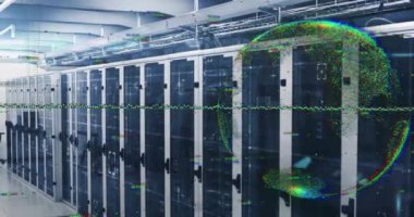 Sunucu odasında parlayan piksel küre ve veri işleme animasyonu. Ağ, veri, dijital arayüz ve iletişim, dijital olarak oluşturulmuş video.