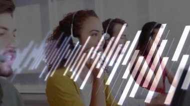 Telefon kulaklığı kullanan çeşitli iş adamlarının veri işleme animasyonları. Küresel finans, iş, bağlantılar, hesaplama ve veri işleme kavramı dijital olarak oluşturulmuş video.