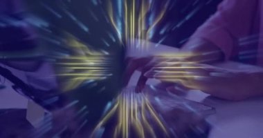 Bilgisayarı kullanan beyaz bir kadının üzerinde veri işleme olan devre kartının animasyonu. Dijital olarak oluşturulmuş küresel bağlantılar, hesaplama, dijital arayüz ve veri işleme kavramı.