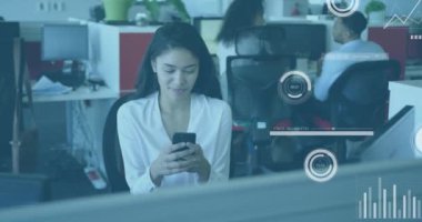 Akıllı telefon kullanan beyaz iş kadınının veri işleme ve diyagramlarının animasyonu. Küresel iş ve dijital arayüz kavramı dijital olarak oluşturulmuş video.