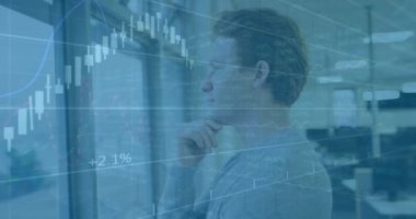 Kafkas işadamının ofisindeki finansal veri işleme animasyonu. Küresel finans, iş, bağlantılar, hesaplama ve veri işleme kavramı dijital olarak oluşturulmuş video.