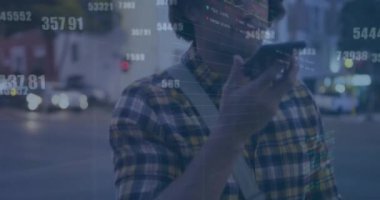 Şehirdeki akıllı telefon kullanan beyaz bir adam hakkında finansal veri işleme animasyonu. Küresel finans, iş, bağlantılar, hesaplama ve veri işleme kavramı dijital olarak oluşturulmuş video.