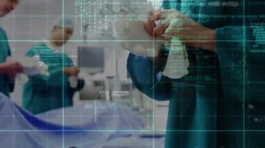 Çeşitli cerrahlar üzerinde veri işleme animasyonu. Küresel tıp, işletme, bağlantılar, hesaplama ve veri işleme kavramı dijital olarak oluşturulmuş video.
