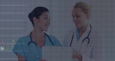 Kafkas kadın doktorların konuştuğu veri işleme animasyonu. Küresel tıp ve dijital arayüz kavramı dijital olarak oluşturulmuş video.