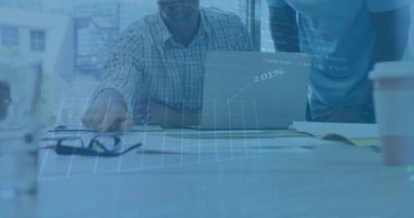 Dizüstü bilgisayarla çeşitli iş adamları üzerinde finansal veri işleme animasyonu. Küresel finans, iş, bağlantılar, hesaplama ve veri işleme kavramı dijital olarak oluşturulmuş video.