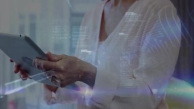 Tablet kullanan Kafkas iş kadınının veri işleme animasyonu. Küresel iş, teknoloji ve dijital arayüz kavramı dijital olarak oluşturulmuş video.