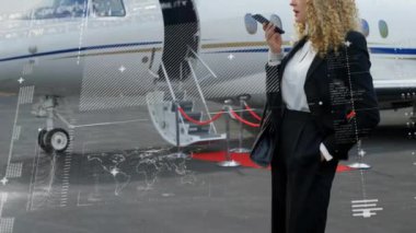 Kafkas iş kadınının uçakla akıllı telefonuyla veri işleme animasyonu. Küresel finans, iş, bağlantılar, hesaplama ve veri işleme kavramı dijital olarak oluşturulmuş video.