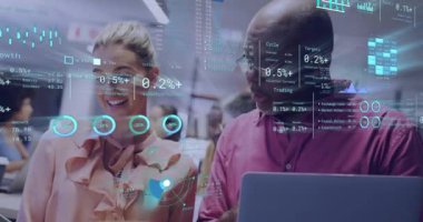 Muhtelif meslekdaşların ofiste çalışmalarını tartışan şemalar ve veri işleme animasyonları. Küresel iş, takım çalışması ve dijital arayüz kavramı dijital olarak oluşturulmuş video.