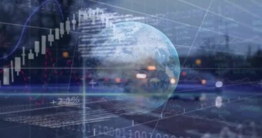 Tüm dünyada ve şehirde finansal veri işleme animasyonu. Küresel finans, iş, bağlantılar, hesaplama ve veri işleme kavramı dijital olarak oluşturulmuş video.