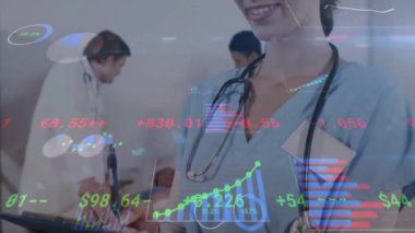 Kafkas kadın doktorların hastanedeki veri işleme çalışmalarının animasyonu. Küresel tıp, bağlantılar, hesaplama ve veri işleme kavramı dijital olarak oluşturulmuş video.