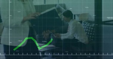 Muhtelif meslektaşların ofiste iş görüşmesi üzerine finansal veri işleme animasyonu. Küresel iş, bilgisayar, iletişim ve dijital arayüz kavramı dijital olarak oluşturulmuş video.