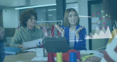 Çeşitli meslektaşların iş tartışmaları üzerine veri işleme ve diyagramların animasyonu. İş, takım çalışması ve dijital arayüz konsepti dijital olarak oluşturulmuş video.