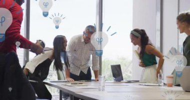 Ofiste konuşan farklı meslektaşlar üzerinde ampul simgelerinin canlandırılması. Küresel iş ve dijital arayüz kavramı dijital olarak oluşturulmuş video.