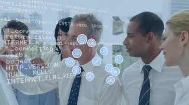 Toplantıda iş tartışması yapan çeşitli meslektaşlar üzerinde medya simgeleri ve veri işleme animasyonları. Küresel iş, takım çalışması ve dijital arayüz kavramı dijital olarak oluşturulmuş video.