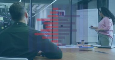 Toplantıda çeşitli iş adamlarının veri işleme animasyonları. Küresel iş, takım çalışması ve dijital arayüz kavramı dijital olarak oluşturulmuş video.