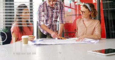 Ofisteki çeşitli iş adamları üzerinde finansal veri işleme animasyonu. Küresel finans, iş, bağlantılar, hesaplama ve veri işleme kavramı dijital olarak oluşturulmuş video.