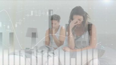 Beyaz tenli çiftin ev bütçesi üzerine oklarla finansal veri işleme animasyonu. Küresel finans, iş, bağlantılar, hesaplama ve veri işleme kavramı dijital olarak oluşturulmuş video.