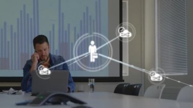 Ofiste akıllı telefondan konuşan beyaz bir adam üzerinden bağlantı ağının animasyonu. Küresel iş ve dijital arayüz kavramı dijital olarak oluşturulmuş video.