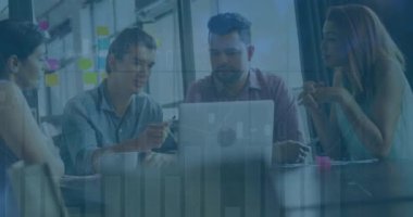 Ofisteki dizüstü bilgisayarla çeşitli meslektaşlar üzerinde finansal veri işleme animasyonu. Küresel iş, finans ve dijital arayüz kavramı dijital olarak oluşturulmuş video.