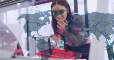 Sepet alışverişi yapan melez bir kadın için finansal veri işleme animasyonu. Küresel finans, iş, bağlantılar, hesaplama ve veri işleme kavramı dijital olarak oluşturulmuş video.