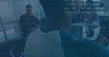 Muhtelif meslektaşların ofiste toplanması üzerine finansal veri işleme animasyonu. Küresel iş, finans ve dijital arayüz kavramı dijital olarak oluşturulmuş video.