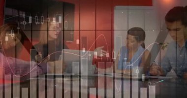 Ofisteki dizüstü bilgisayar kullanan çeşitli iş adamlarının finansal veri işleme animasyonları. Küresel finans, iş, bağlantılar, hesaplama ve veri işleme kavramı dijital olarak oluşturulmuş video.