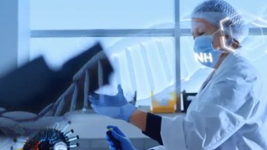 Laboratuvardaki dişi Asyalı bilim adamı üzerinde DNA ipliği ve bilimsel veri işleme animasyonu. Küresel bilim, bağlantılar, hesaplama ve veri işleme kavramı dijital olarak oluşturulmuş video.