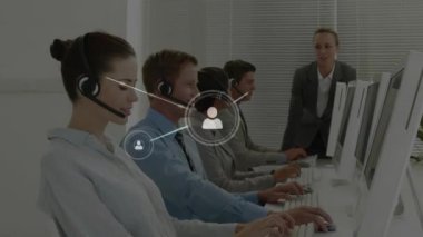 Ofisteki telefon kulaklıkları kullanılarak çeşitli meslektaşlar üzerinden bağlantı ağının animasyonu. Küresel iş, bağlantılar, iletişim ve dijital arayüz kavramı dijital olarak oluşturulmuş video.