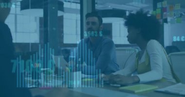 Ofisteki çeşitli iş adamları üzerinde finansal veri işleme animasyonu. Küresel finans, iş, bağlantılar, hesaplama ve veri işleme kavramı dijital olarak oluşturulmuş video.